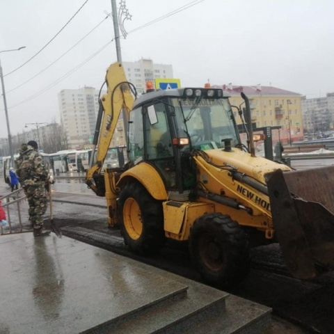 Перед вокзалом Серпухова началась замена асфальта