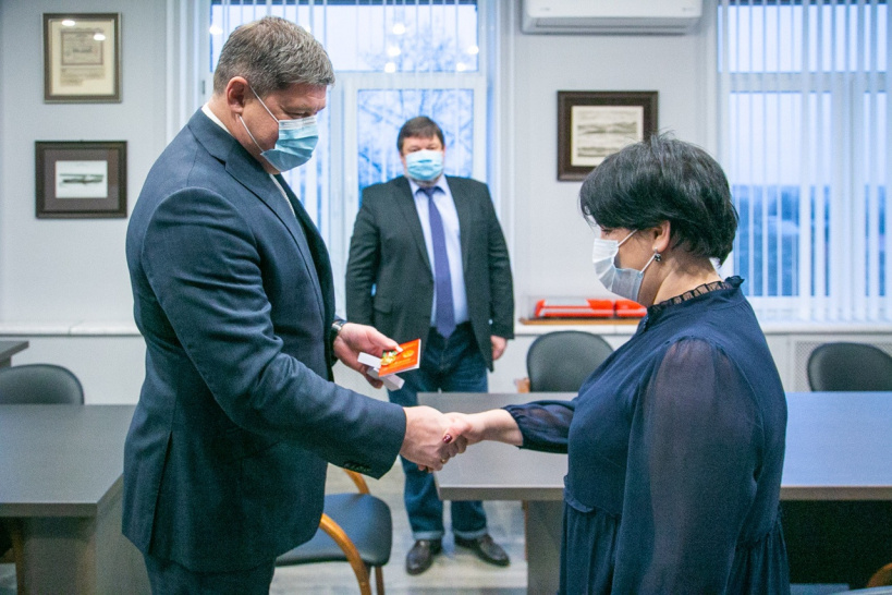 Денис Лебедев вручил памятную медаль заведующей диагностическим центром Коломенской ЦРБ