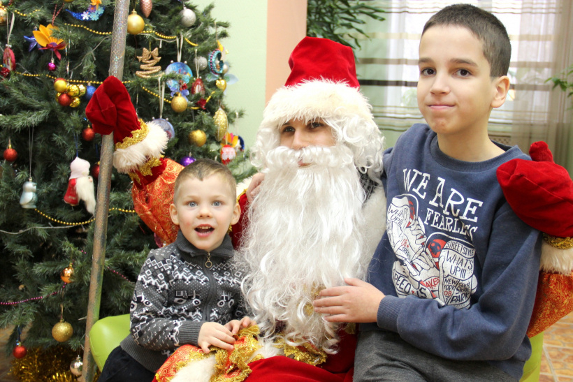 Сотрудники коломенского вуза передали детскому дому новогодние подарки