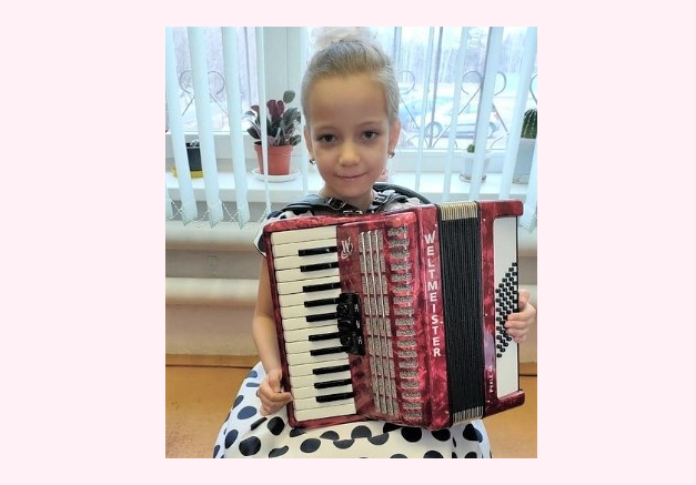 Первое конкурсное выступление юной аккордеонистки из деревни Давыдово отметили на международном фестивале