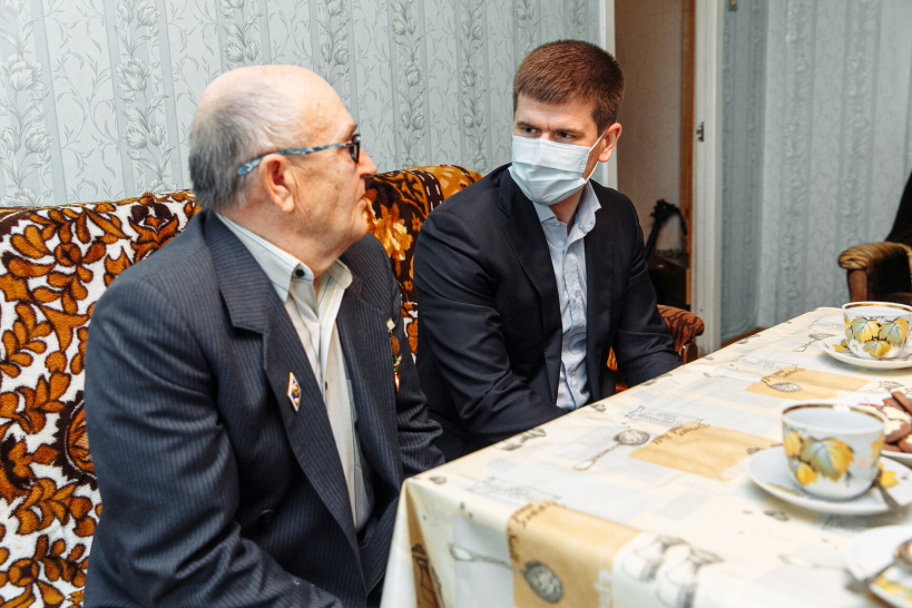 Глава округа передал подарки блокадникам, живущим в Куровском