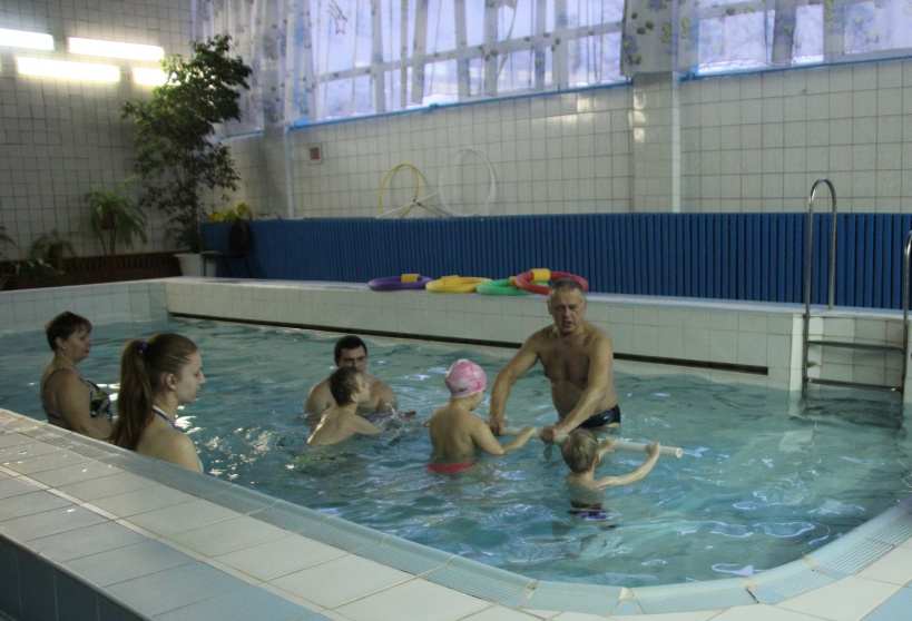 «Елка желаний»: в Егорьевске провели занятие по плаванию для детей с ДЦП