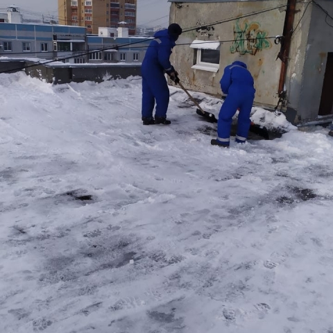 Промышленные альпинисты Департамента городского хозяйства очищают крыши домов от наледи и снега