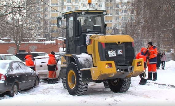 Быстрой уборке снега во дворах мешает транспорт