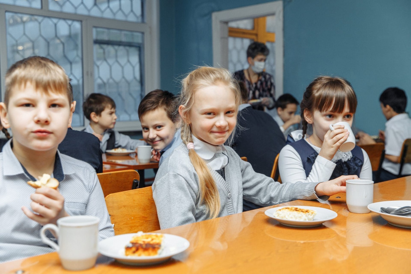 Геннадий Панин проверил утренний фильтр и завтраки в школе № 6 города Куровское
