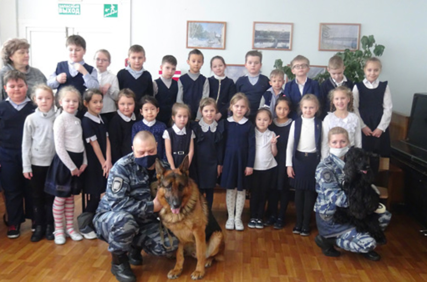 В Егорьевске полицейские‑кинологи провели показательные выступления служебных собак для школьников