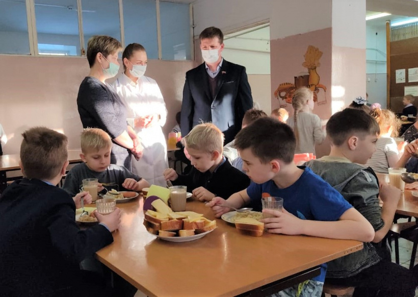 Депутат Мособлдумы Линара Самединова проверила качество питания в школах Куровского