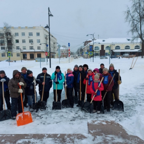 Тысячи серпуховичей приняли участие в субботнике по ликвидации последствий аномального снегопада