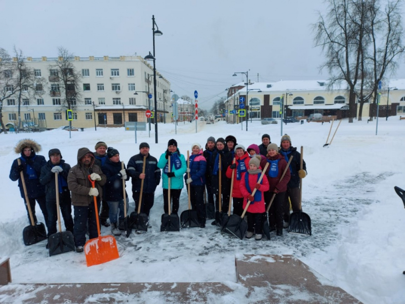 Тысячи серпуховичей приняли участие в субботнике по ликвидации последствий аномального снегопада