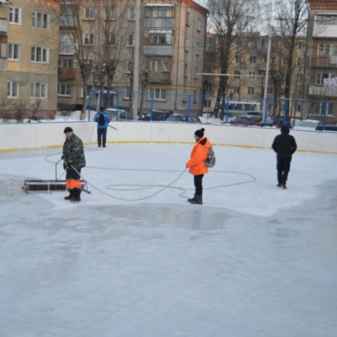 Лёд обновили на серпуховских катках