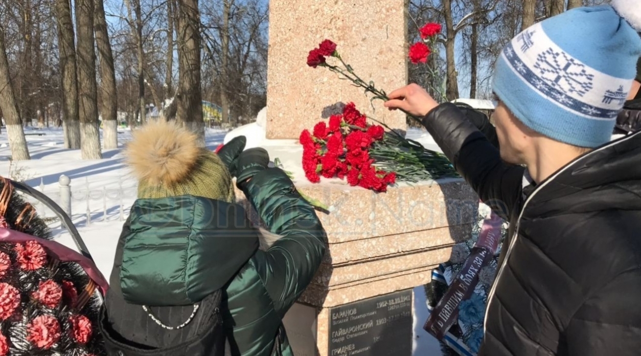В День защитника Отечества молодежь Обнинска возложила цветы к объединенному Мемориалу воинской славы России