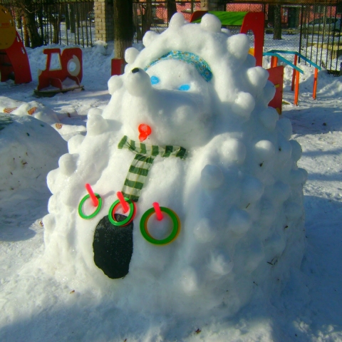 В детских садах «Почемучка» и в «Экодолье» проходит ежегодных конкурс снежных фигур на детских площадках
