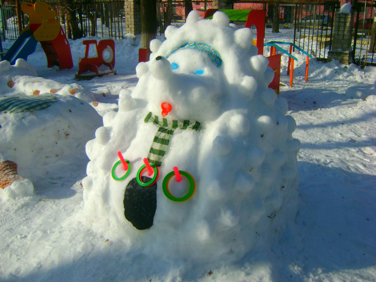Снежки в сад. Зимние постройки в детском саду. Постройки из снега. Снежные фигурки для детского сада. Снежные постройки в детском саду.