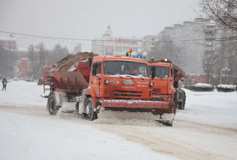 Дорожные и коммунальные службы Орехово-Зуевского округа круглосуточно расчищают дороги и общественные территории после сильного снегопада
