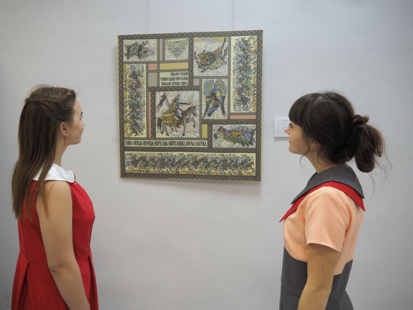 Ореховозуевцы могут увидеть авторские платки на выставке «Искусство в квадрате»