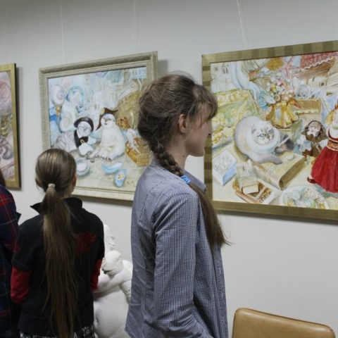 Обнинская художественная школа подарила Центральной детской поликлинике картины юных художников
