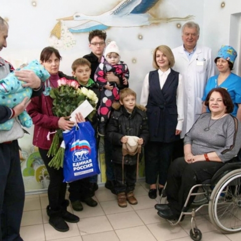 Глава г.о. Серпухов Юлия Купецкая поздравила многодетную маму с рождением пятого ребенка