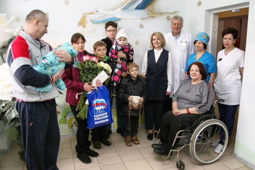Глава г.о. Серпухов Юлия Купецкая поздравила многодетную маму с рождением пятого ребенка