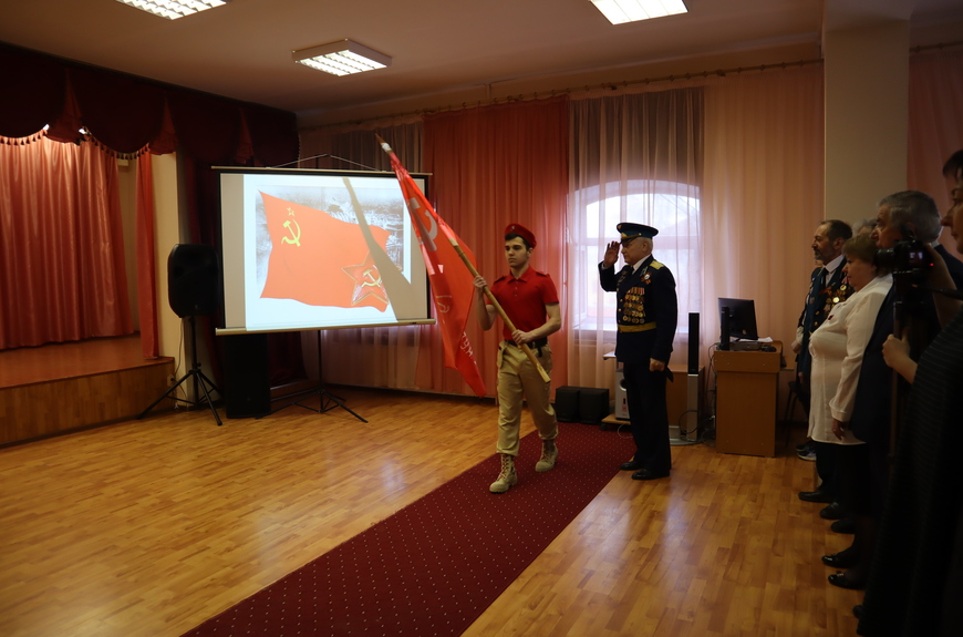 В Георгиевской гимназии прошла патриотическая акция «Знамя Победы»