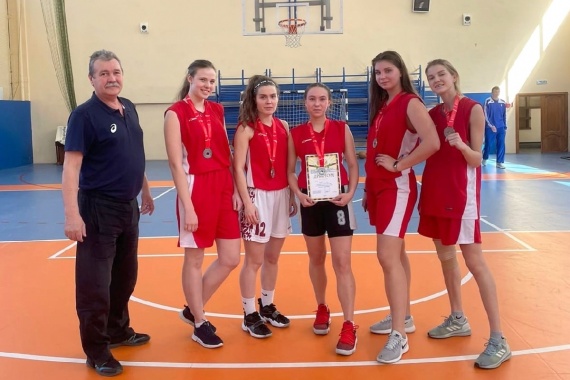 Коломенские студентки взяли серебро соревнований по стритболу
