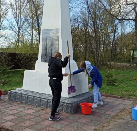 Память храним: в селе Смолево и деревне Новое активисты привели в порядок памятники погибшим воинам