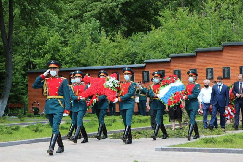 Останки 136 бойцов Красной армии перезахоронили в деревне Мокрое