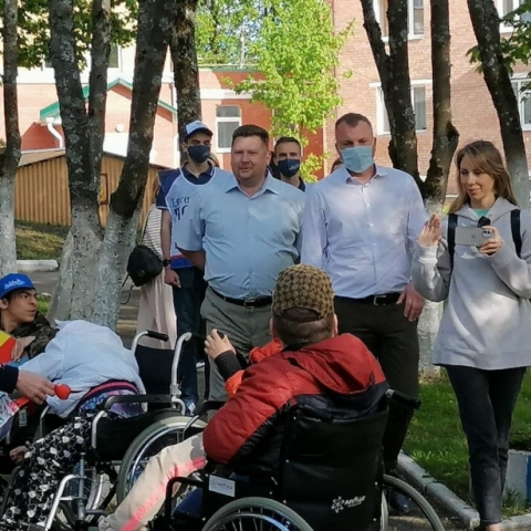 Дружеский визит телеведущего Евгения Попова в Уваровский детский дом