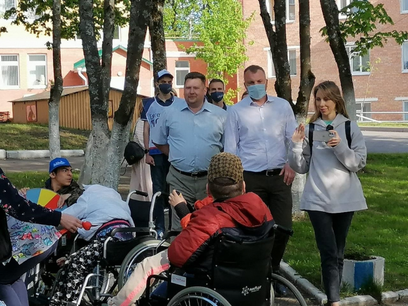 Дружеский визит телеведущего Евгения Попова в Уваровский детский дом