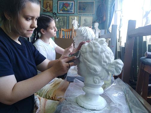 В июне в Обнинске работали трудовые лагеря на базе общеобразовательных и художественных школ, в том числе и в Школе изобразительных искусств Владимира Денисова