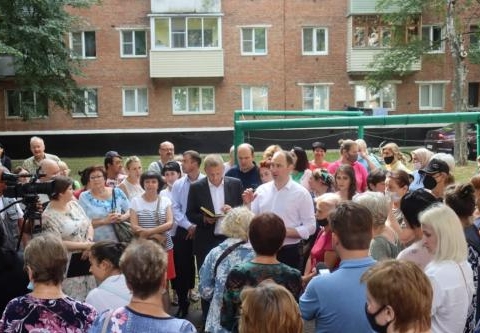 Глава округа Сергей Мужальских во дворе дома №47 по Первомайской улице провёл встречу с жителями.