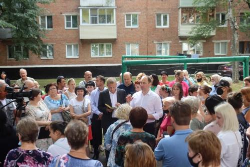 Глава округа Сергей Мужальских во дворе дома №47 по Первомайской улице провёл встречу с жителями.
