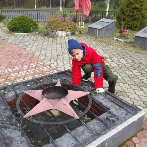 Юные серпуховичи помогли в каникулы навести порядок на мемориале воинской славы