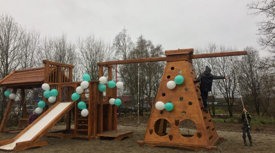 Новый детский городок появился в д. Давыдово в конце минувшей недели. По этому случаю в деревне прошел детский праздник.