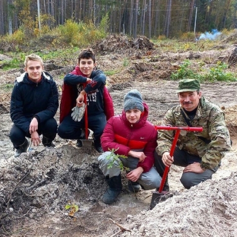 Орехово-зуевские школьники высадили дубки в Калужской области