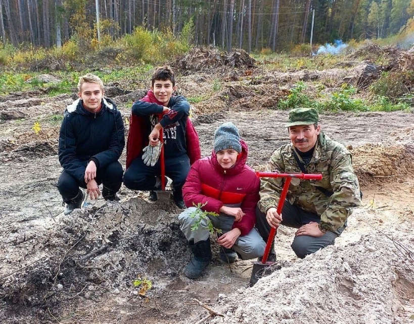Орехово-зуевские школьники высадили дубки в Калужской области