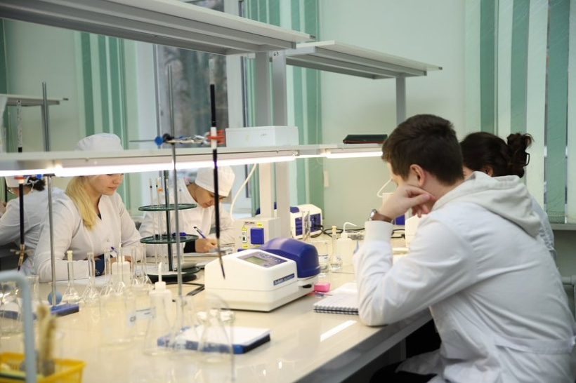 Занятия будущих фармацевтов теперь проводят в обновленной лаборатории