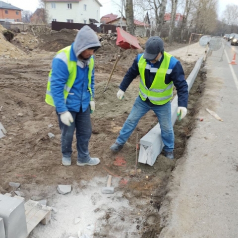 Долгожданный тротуар строится на Северном шоссе около д. Ивановское