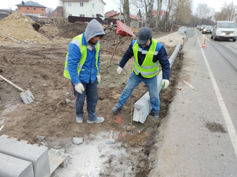 Долгожданный тротуар строится на Северном шоссе около д. Ивановское