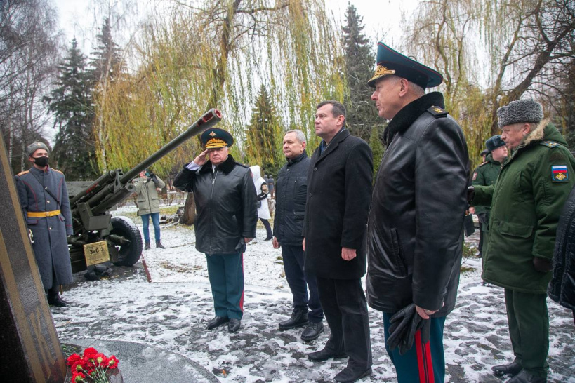 Цветы к могиле неизвестного солдата в Мемориальном парке возложил глава Городского округа Коломна Александр Гречищев