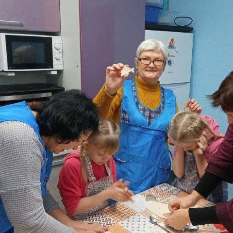 Серебряные волонтеры г.о. Серпухов посетили своих юных друзей из семейного городка