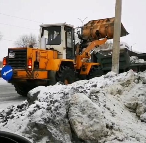 Городские коммунальные службы начинают приводить город в порядок после зимы.