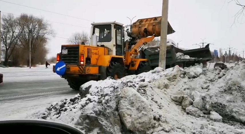 Городские коммунальные службы начинают приводить город в порядок после зимы.