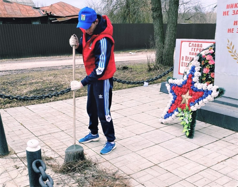 Активисты из центра «Спектр» убрались у мемориала воинам в деревне Ионово
