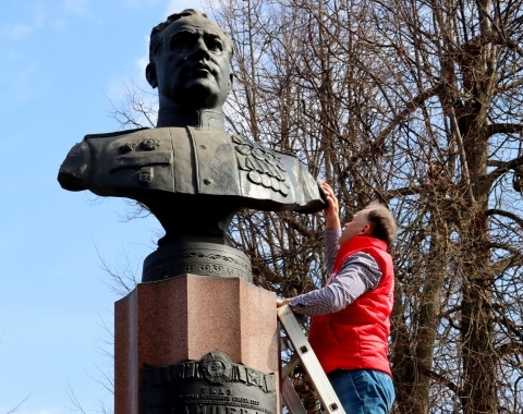 Памятник Зайцеву привели в порядок коломенские студенты