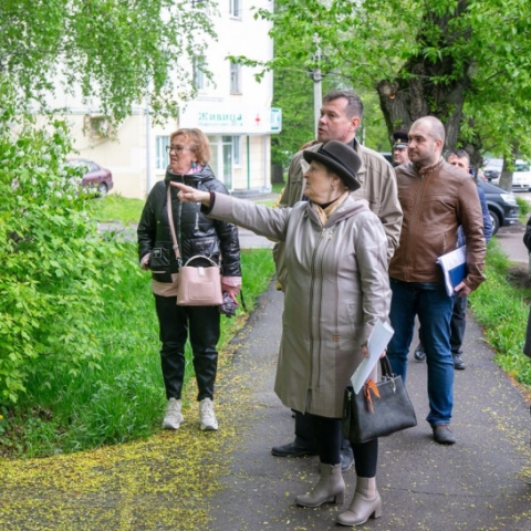 Глава городского округа проверил дворовую территорию домов по улице Суворова