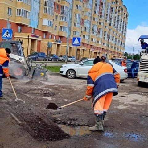 В Пущине начался ямочный ремонт дворов и на внутриквартальных проездах