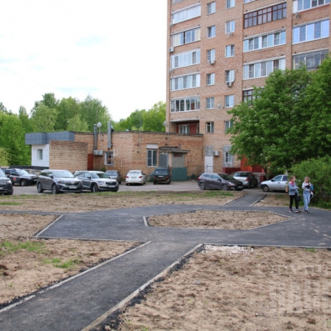 Двор на улице Службина в Ступине благоустроят этим летом