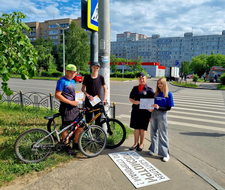 Надписи, призывающие пешеходов быть внимательнее, появились у переходов в Орехово-Зуеве