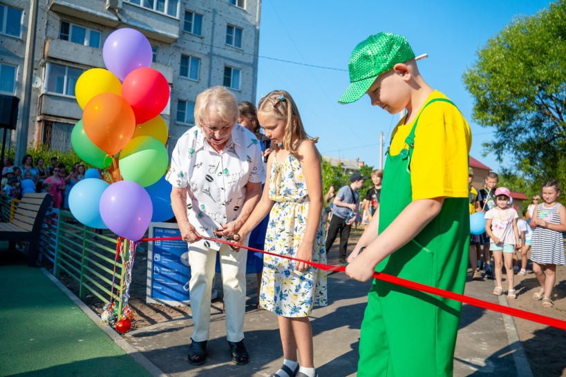 Новый детский игровой комплекс украсил двор многоквартирных домов 9 и 10 на улице Ленина в поселке Авсюнино