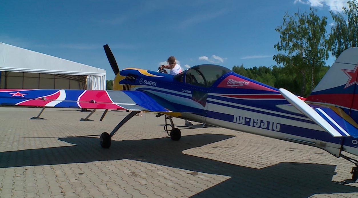На аэродроме «Михеево» в Медынском районе в минувшие выходные прошел Чемпионат России по высшему пилотажу на поршневых самолетах